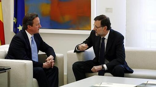 Rajoy (d), junto al premier británico David Cameron (i)