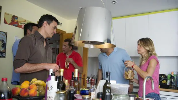 Sánchez y su esposa han ejercido de anfitriones en una comida con amigos en su domicilio