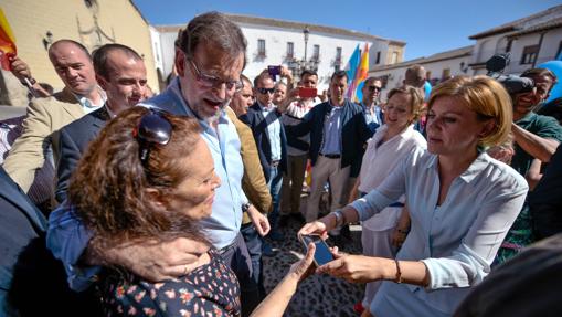 Mariano Rajoy y María Dolores de Cospedal en un acto de campaña