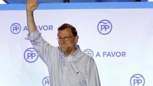 Mariano Rajoy saluda a todos los que se han acercado hasta Génova para celebrar la victoria de las elecciones