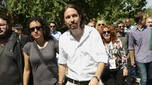 Camisa blanca y chinos «beige», la elección de Pablo Iglesias para el 26J