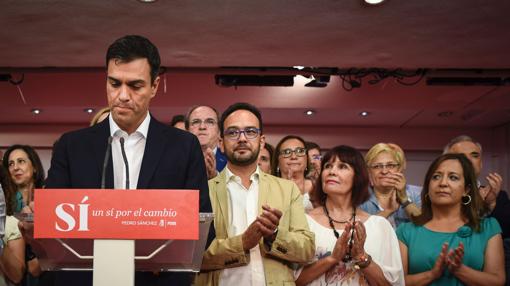 El secretario general del PSOE, acompañado por otros dirigentes del partido