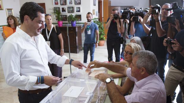 El presidente del PP andaluz, Juanma Moreno, ejerce su derecho al voto