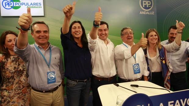 El líder del PP andaluz, Juanma Moreno y dirigentes populares, celebrando los resultados electorales