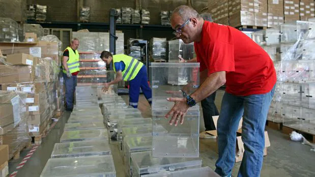 Los operarios trabajan con las urnas de votación