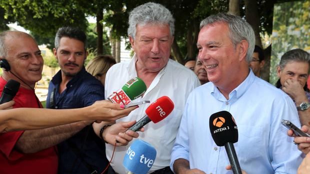 - Los candidatos de la coalición electoral PSOE-NC Sebastián Franquis (d) y Pedro Quevedo, el pasado día 24