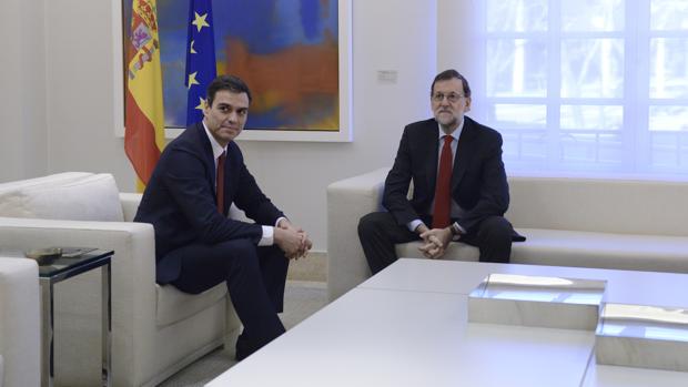 Imagen de archivo de la reunión que mantuvieron Mariano Rajoy y Pedro Sánchez tras el 20-D