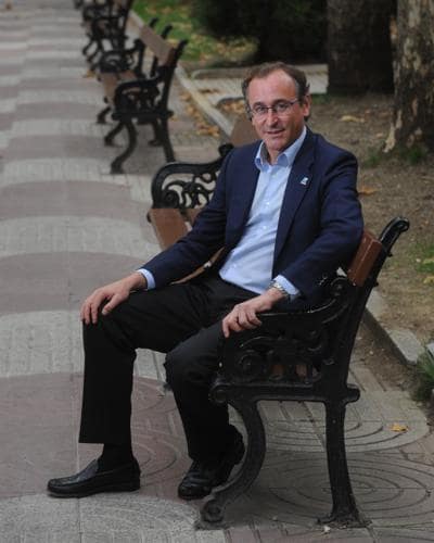 El ex ministro de Sanidad posa en las calles de Vitoria