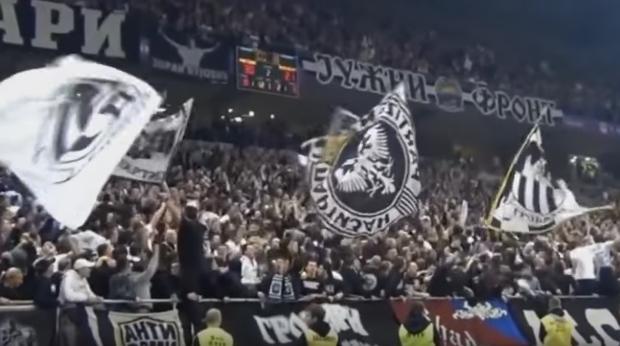 Miembros de los «Grobari", durante un encuentro del Partizan de Belgrado