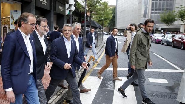El presidente del Gobierno en funciones, Mariano Rajoy junto a Alfonso Alonso en la capital vizcaína