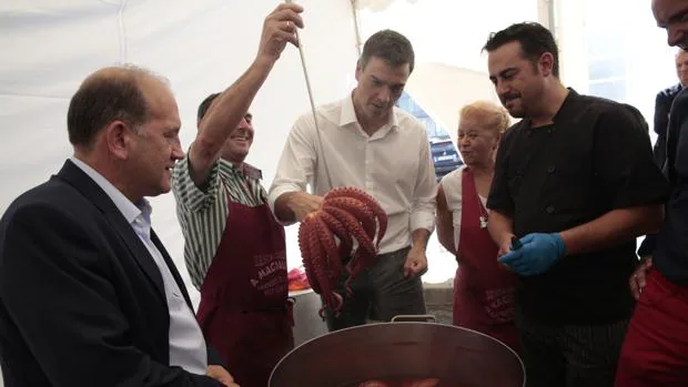 El líder del PSOE comprueba la cocción del pulpo