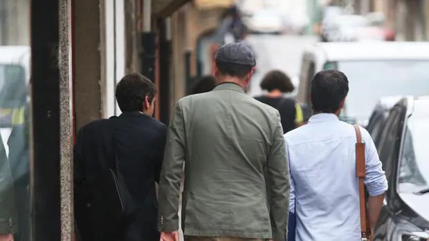 Jorge Suárez, MartiñoNoriega y Xulio Ferreiro caminan juntos por la calle tras una reunión de En Marea