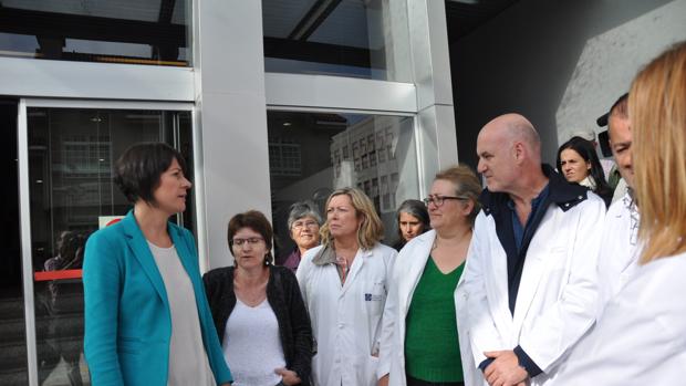 Pontón a las puertas del ambulatorio en el que anunció sus políticas en materia sanitaria, ayer en Compostela