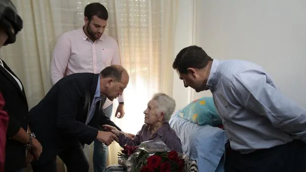 Fernández Leiceaga entrega un ramo de rosas a Josefina Villaverde, militante de 106 años de Cuntis