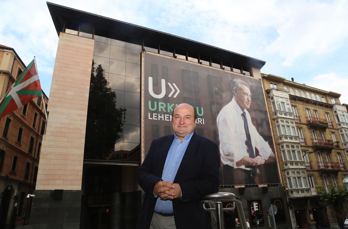 Andoni Ortuzar, ante la sede de Sabin Etxea, con el cartel de Urkullu de fondo