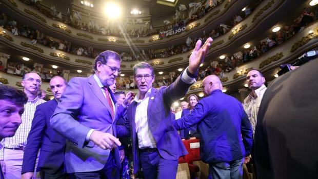Alberto Núñez Feijóo y Mariano Rajoy entrando al mitin de cierre de campaña, celebrado ayer en Vigo
