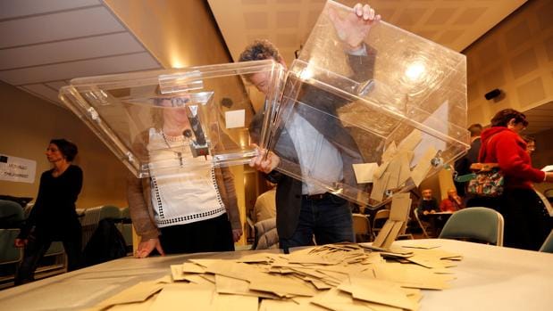 Recuento de papeletas en un colegio de Tulle, tras la segunda vuelta de las elecciones presidenciales en Francia