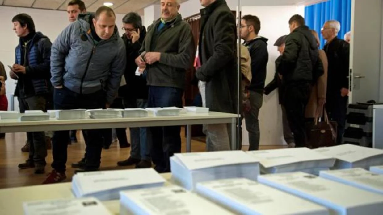 Ciudadanos catalanes hacen cola para votar en las elecciones del 21-D