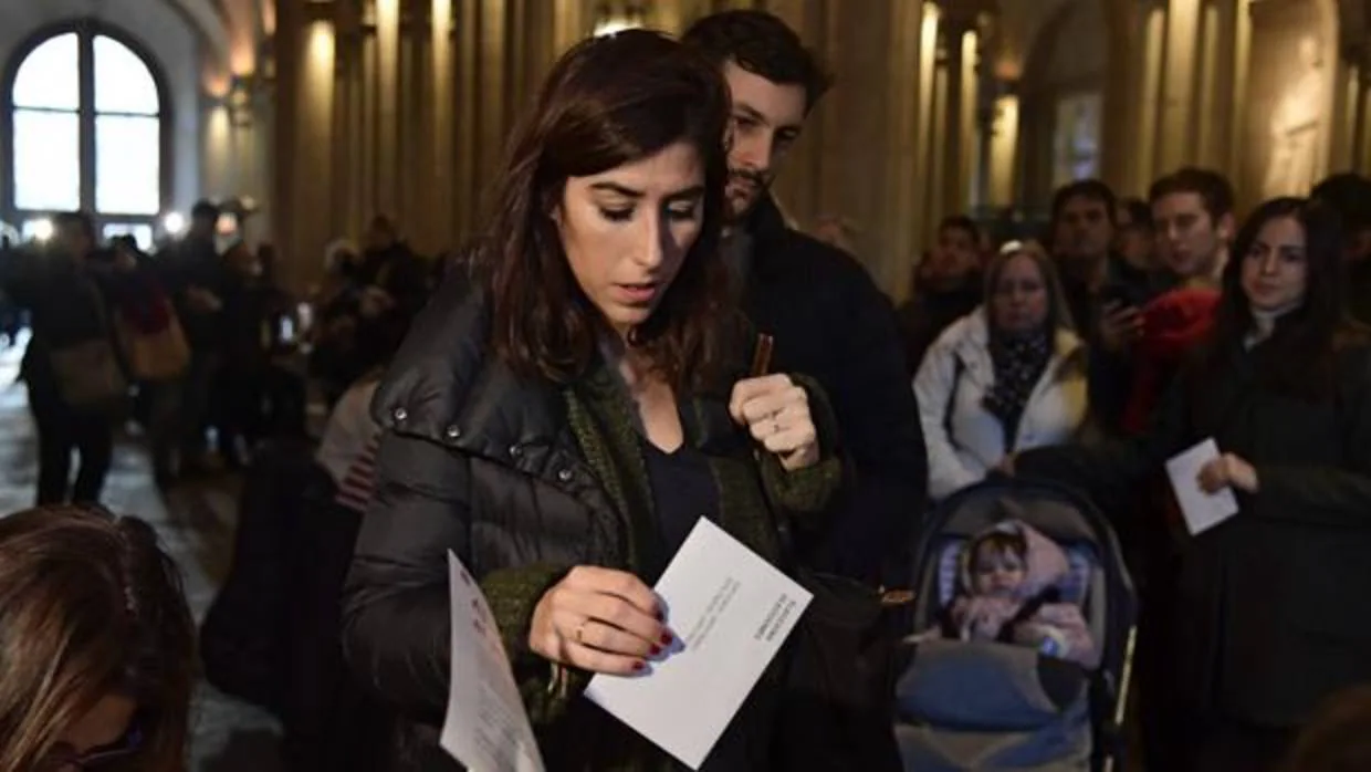 Una mujer vota en un colegio de Barcelona