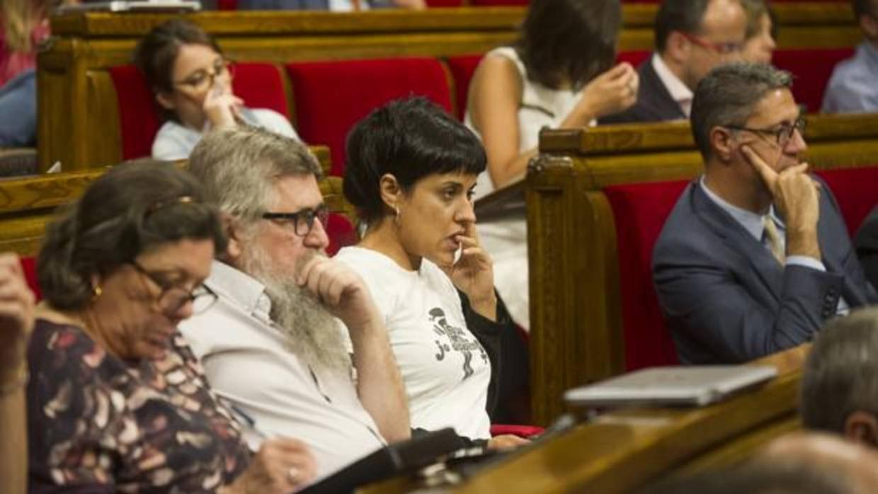 El candidato del PP, Xavier García Albiol (dcha), junto a la exparlamentaria de la CUP Anna Gabriel (izda) y otros exdiputados de la formación anticapitalista