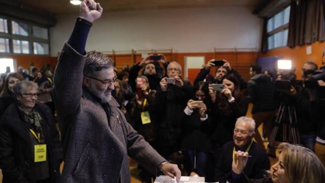 Carles Riera vota con el puño en alto