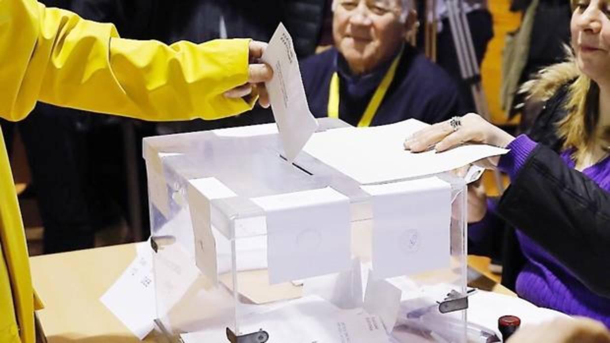 Un ciudadano votando este jueves en Barcelona