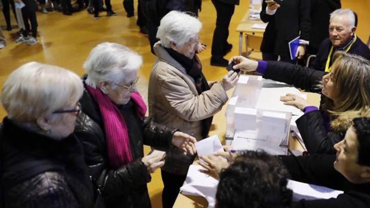 Varias señoras votando en las elecciones catalanas del 21D, esta mañana en Barcelona