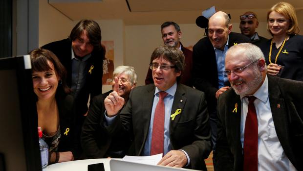 ¿Qué han hecho Puigdemont y los exconsejeros huidos durante la jornada electoral?