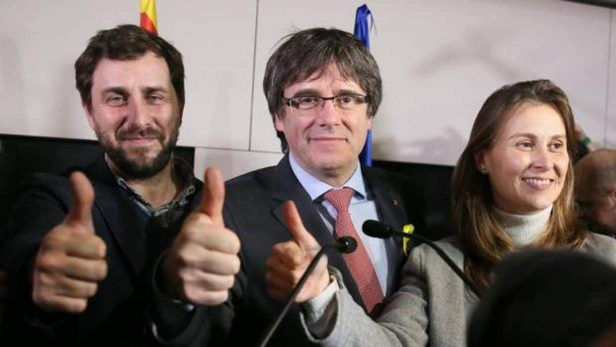 El expresidente de la Generalitat y candidato de Junts per Catalunya, Carles Puigdemont (c), celebra los resultados de las elecciones regionales catalanas