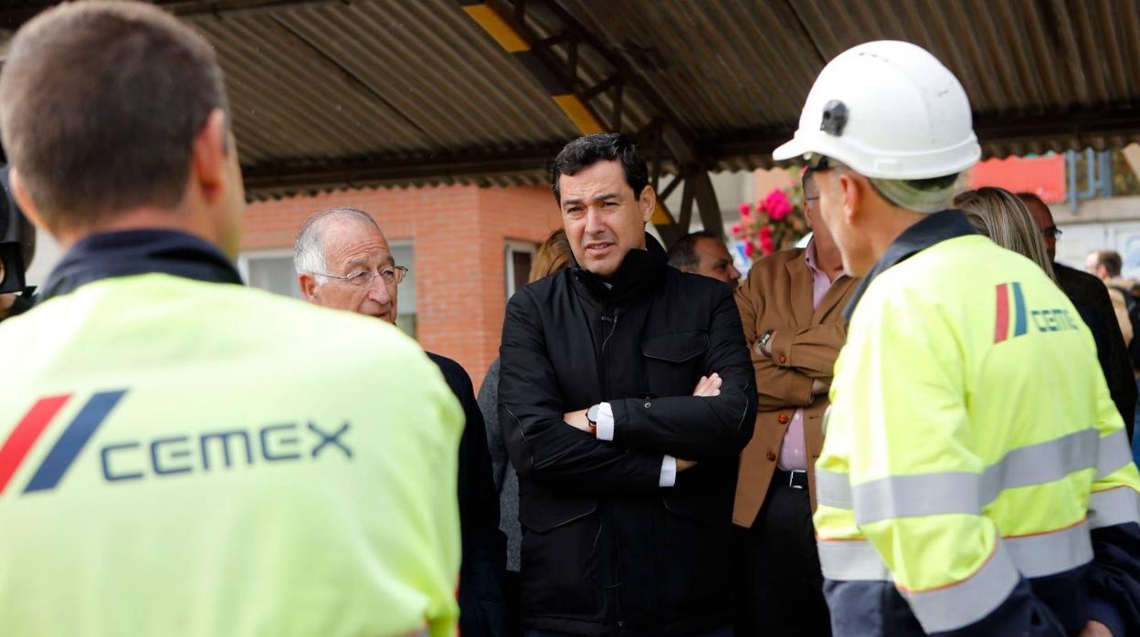 Moreno ha visitado la planta cementera de Cemex en Gádor (Almería).