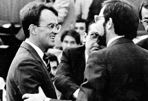 Antonio Hernández Mancha y Ángel López se saludan en la constitución del Parlamento de Andalucía de 1986
