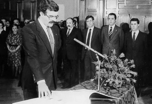 Rodríguez de la Borbolla, jurando como nuevo presidente en 1984