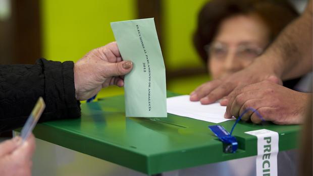 Sobres color verde Pantone 352, y otras peculiaridades de los locales electorales en las elecciones andaluzas
