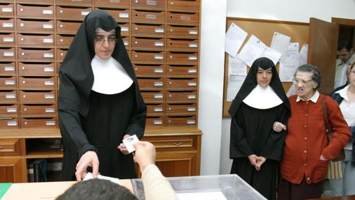 Monjas votando en un colegio electoral
