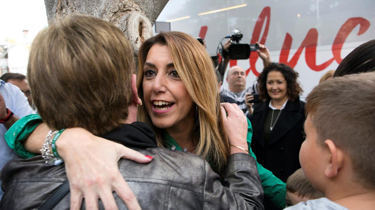 Susana Díaz saluda este sábado a una simpatizante en un acto electoral en Vélez-Málaga