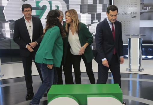 La presidenta de la Junta, Susana Díaz saluda a la líder de Adelante Andalucía, Teresa Rodríguez