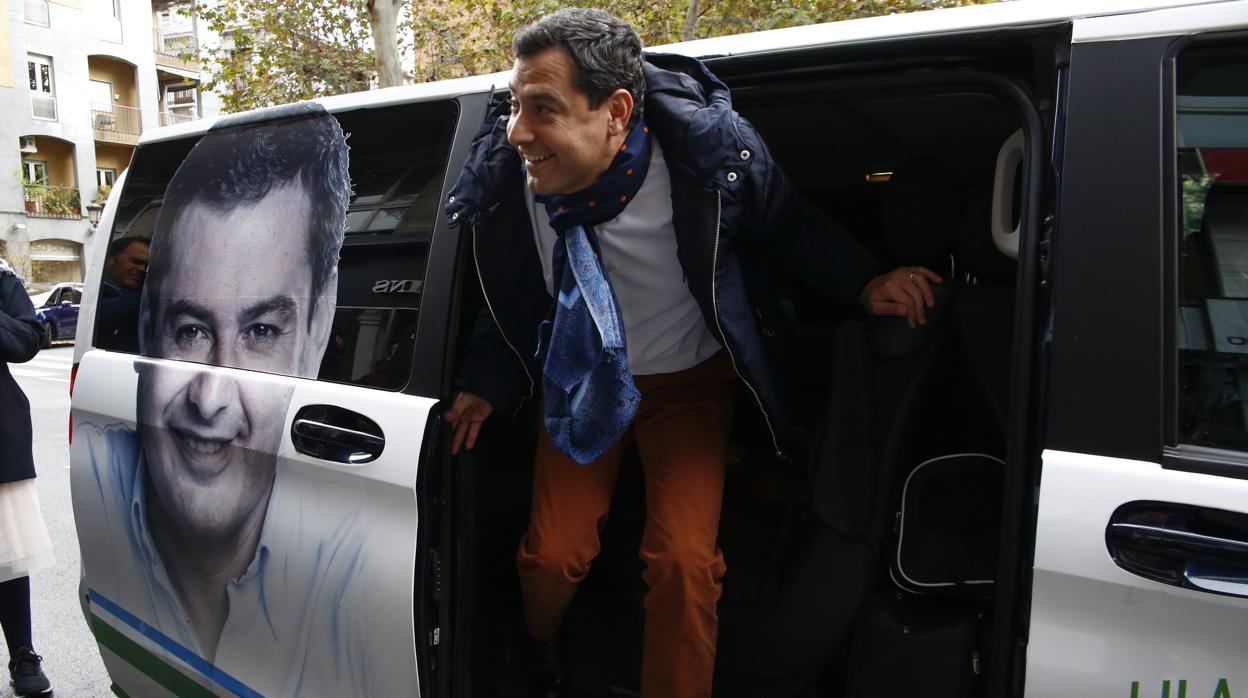 El candidato popular en las elecciones de Andalucía sale de su furgoneta de campaña este martes en Granada