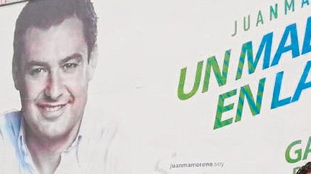 Juanma Moreno exhibe su orgullo malagueño en las elecciones andaluzas