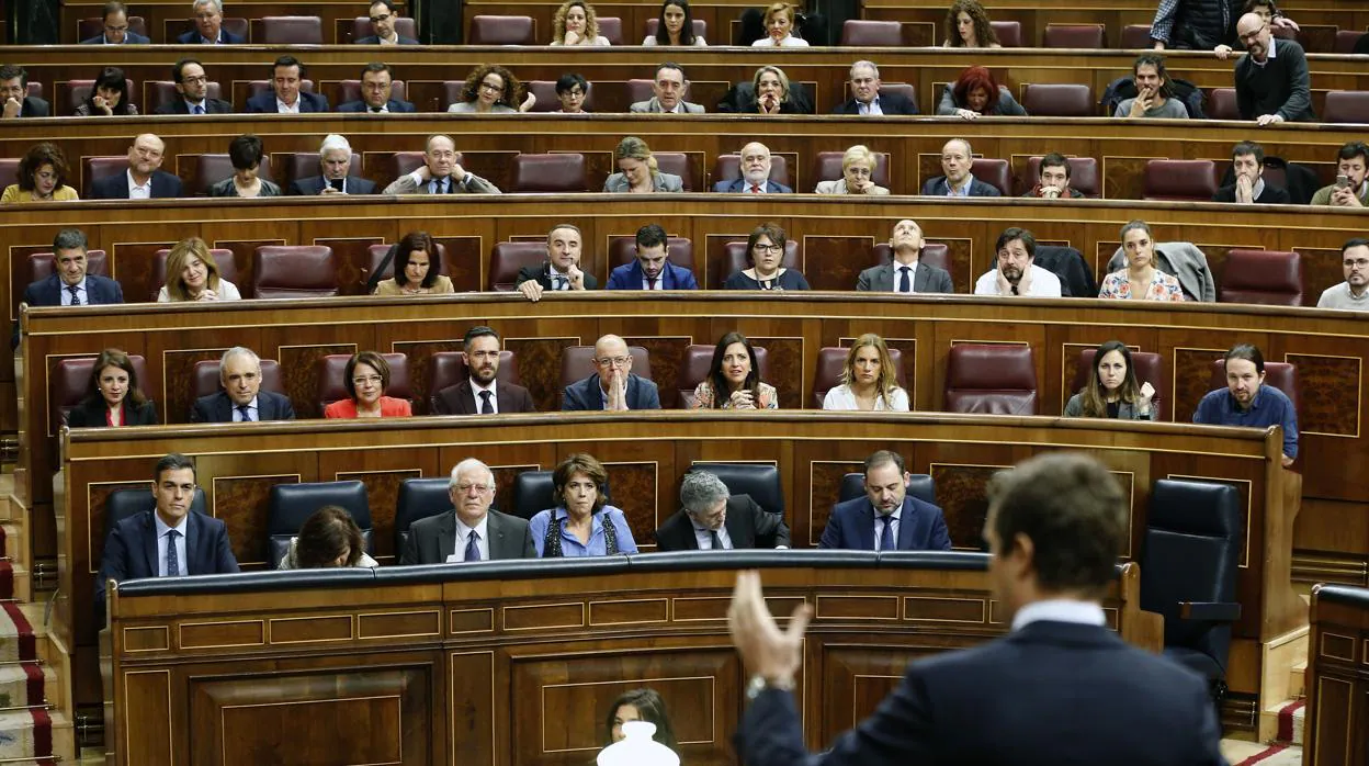 Casado pregunta por Andalucía desde su escaño al presidente del Gobierno Pedro Sánchez en la sesión de control