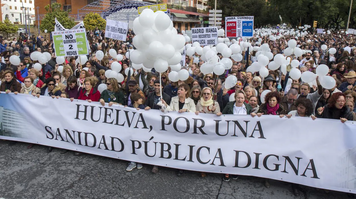 Primera manifestación en Huelva en defensa de la sanidad