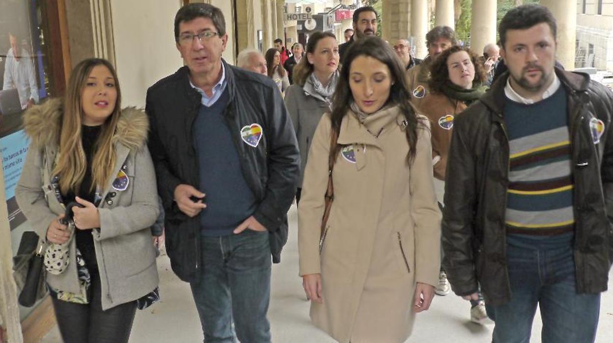 Juan Marín pasea por Jaén junto a dirigentes de Ciudadanos