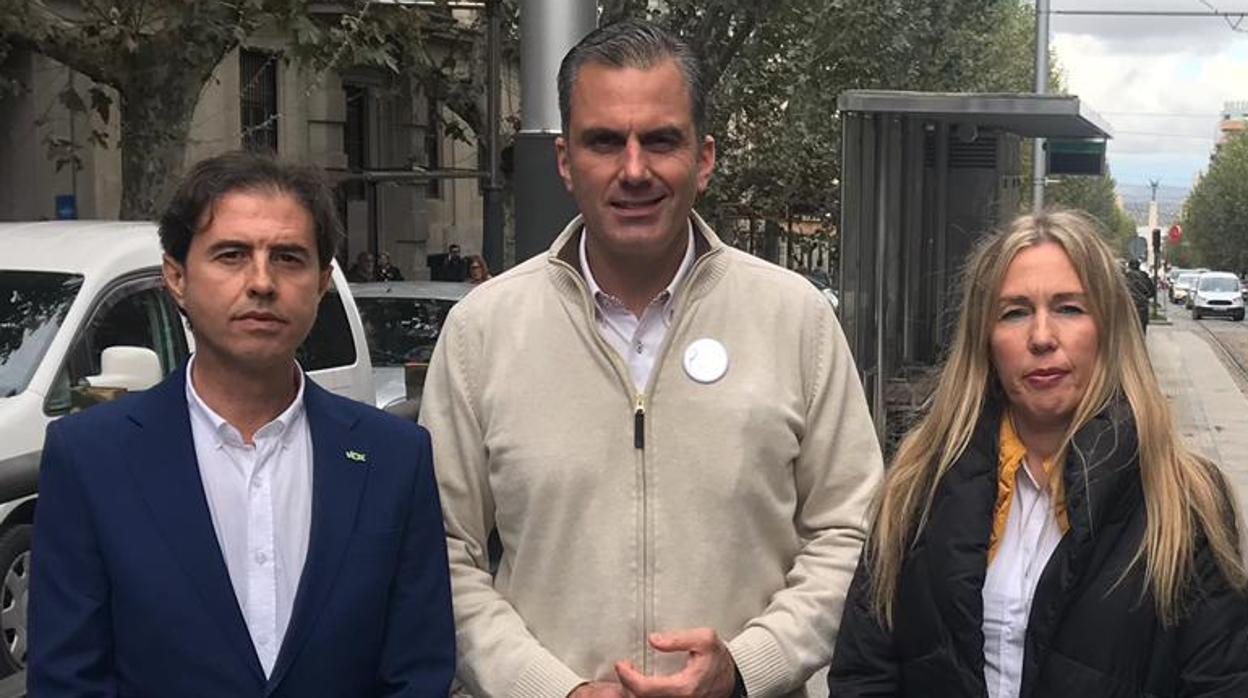 El secretario general de Vox, Javier Ortega, junto al candidato por Jaén Benito Morilloy la edill Salud Anguita