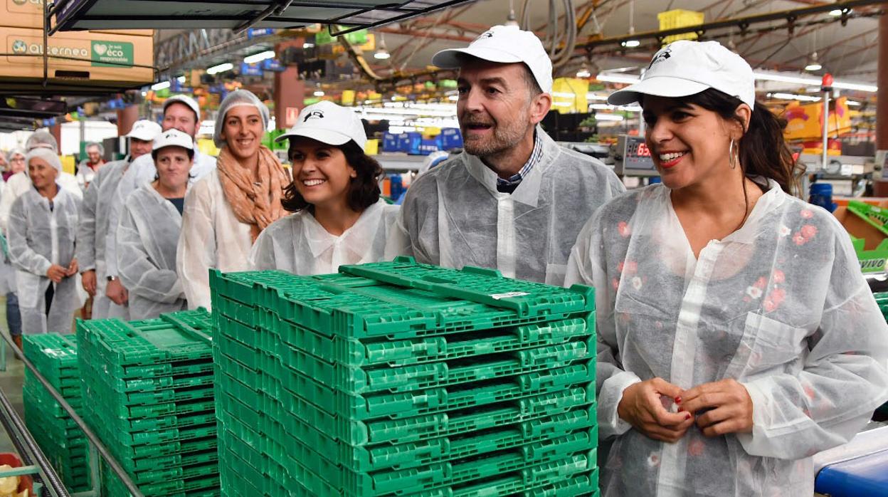 Antonio Maíllo y Teresa Rodríguez en una visita a la cooperativa San Isidro de El Ejido