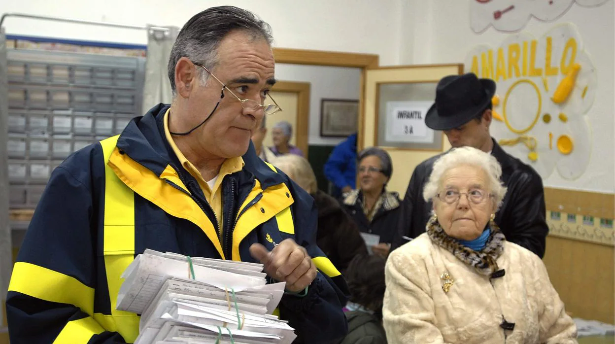 Un empleado de Correos hace entrega de los votos a distancia en unas elecciones pasadas