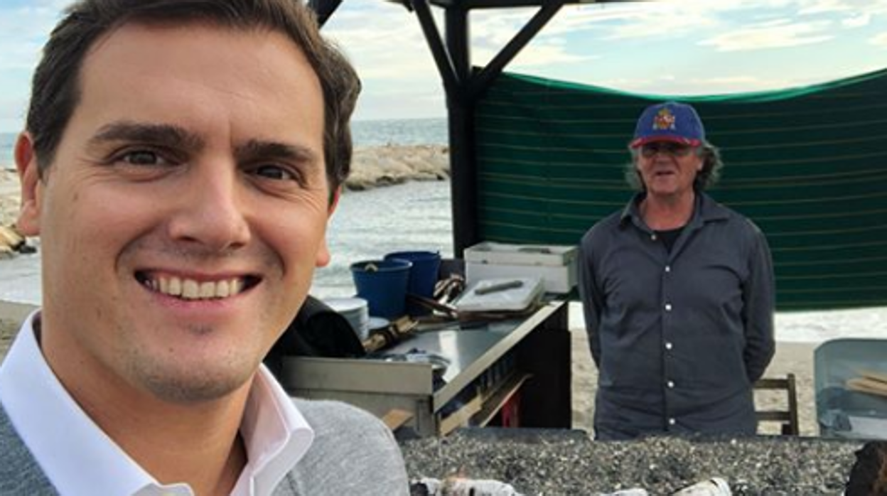 Albert Rivera junto a un espetero, este mediodía en Málaga