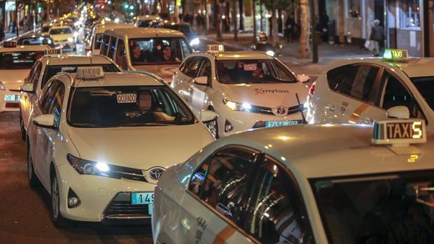 Concentración «pacífica» de los taxistas a las puertas de RTVE, sede del debate electoral de Andalucía