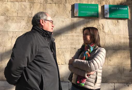 El diputado popular, Antonio Ayllón, y la candidata del PP al Parlamento andaluz, Ana Vanesa García, este miércoles frente a la Delegación de la Junta de Andalucía en Granada.