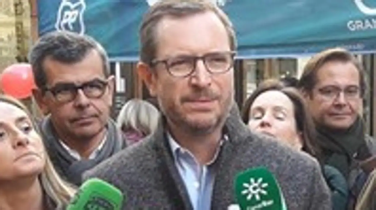 Javier Maroto, acompañado de la candidata popular al Parlamento andaluz por Granada, Marifrán Carazo