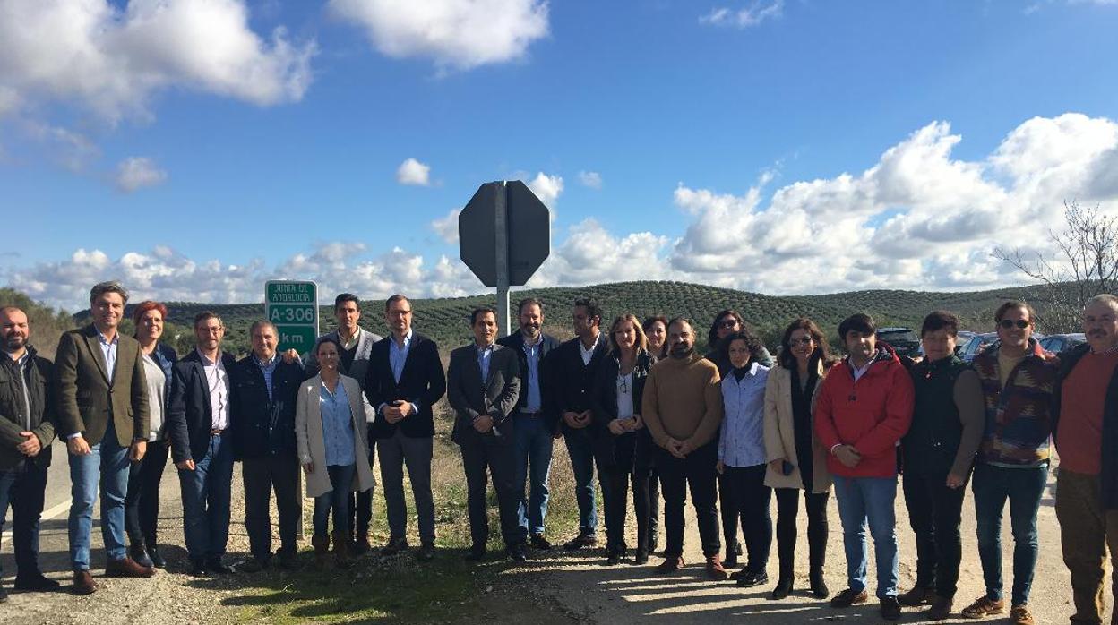 Concentración de dirigentes del PP para reclamar la construcción de la autovía