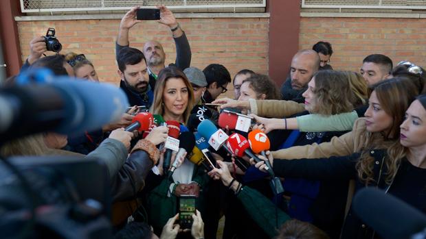 Dos apoderados de Vox increpan a Susana Díaz justo antes de la votación en las elecciones andaluzas